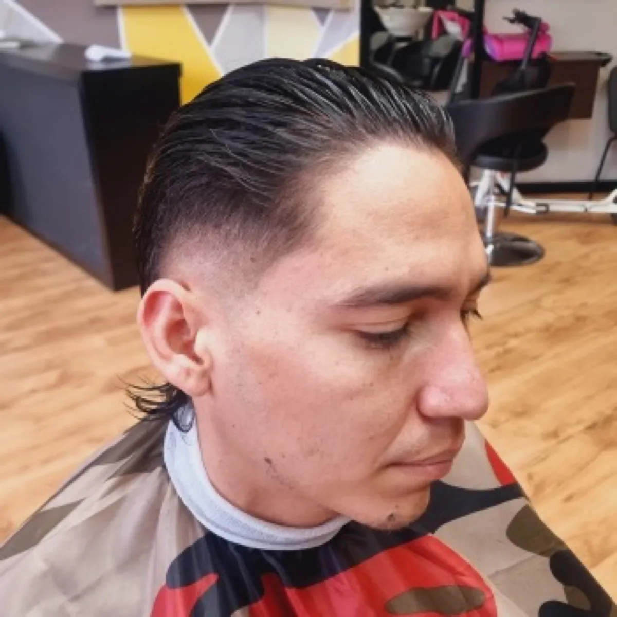 Peinado hacia atrás en Yovi Barbershop, Zaragoza