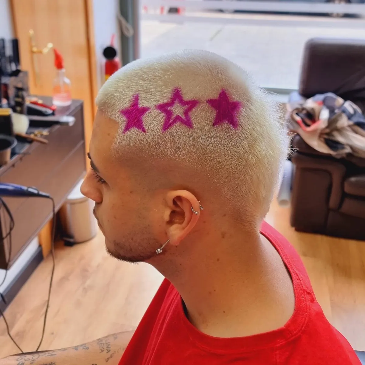 Decolorado con estrellas en Yovi Barbershop, Zaragoza