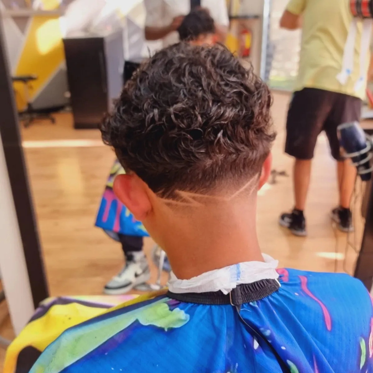 Rizos con taper fade en Yovi Barbershop, Zaragoza