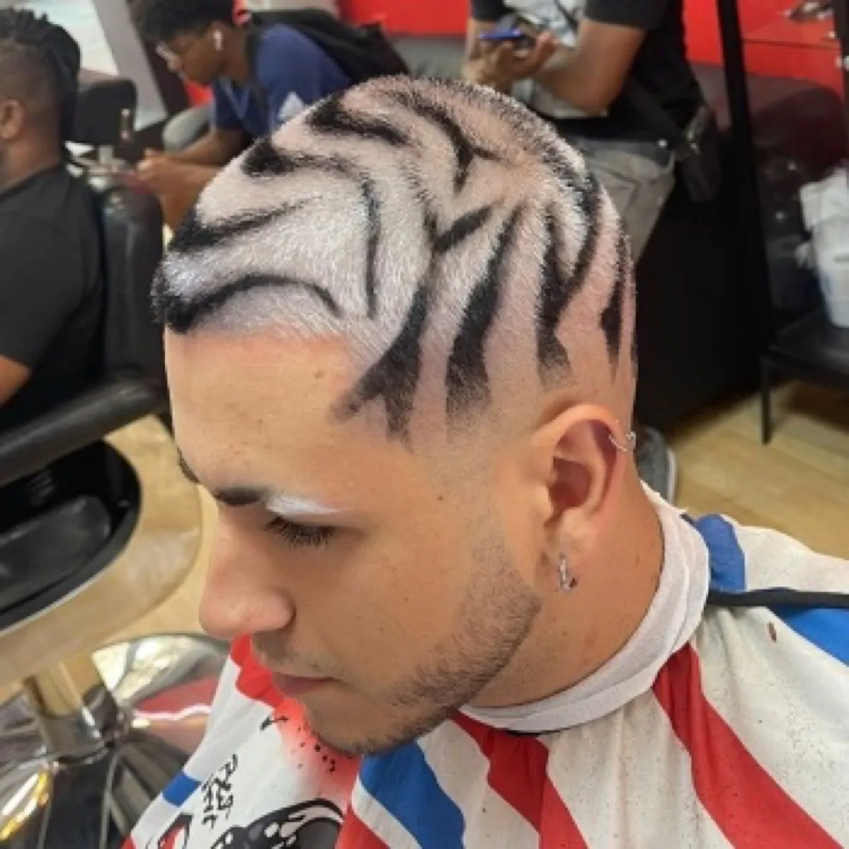 Diseño zebra + decoloración en Yovi Barbershop, Zaragoza