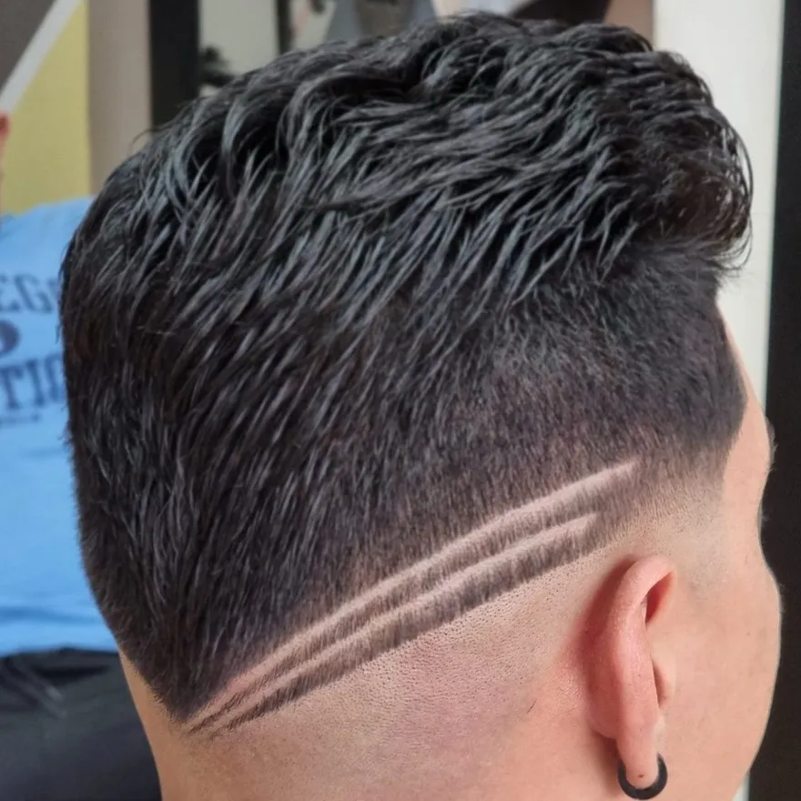 Corte texturizado con líneas a navaja en Yovi Barbershop