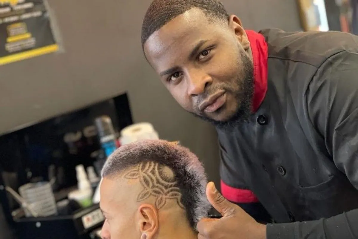 Yovi, fundador de Yovi Barbershop, haciendo un diseño a un cliente